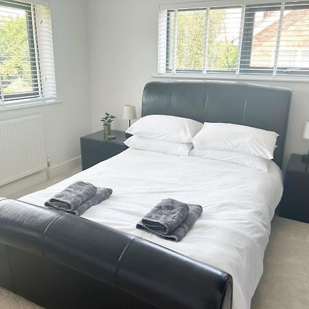 Luxe 5 Bed House In Guildford. Morden Amenities Villa Normandy Bagian luar foto