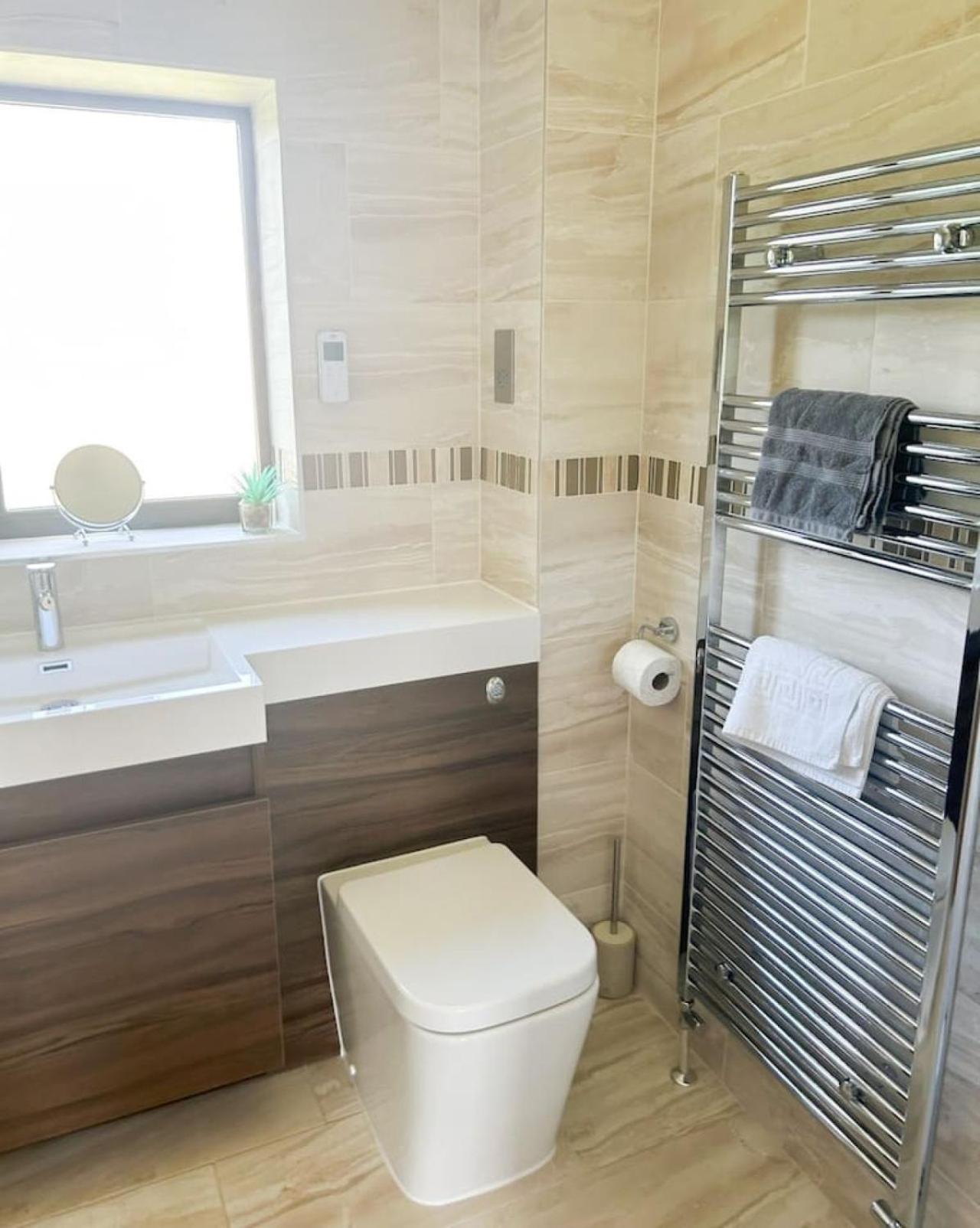 Luxe 5 Bed House In Guildford. Morden Amenities Villa Normandy Bagian luar foto