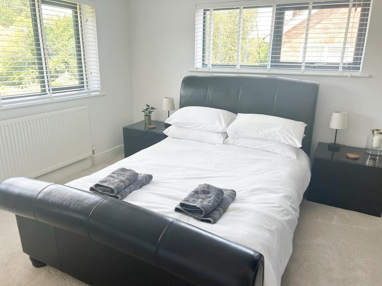 Luxe 5 Bed House In Guildford. Morden Amenities Villa Normandy Bagian luar foto