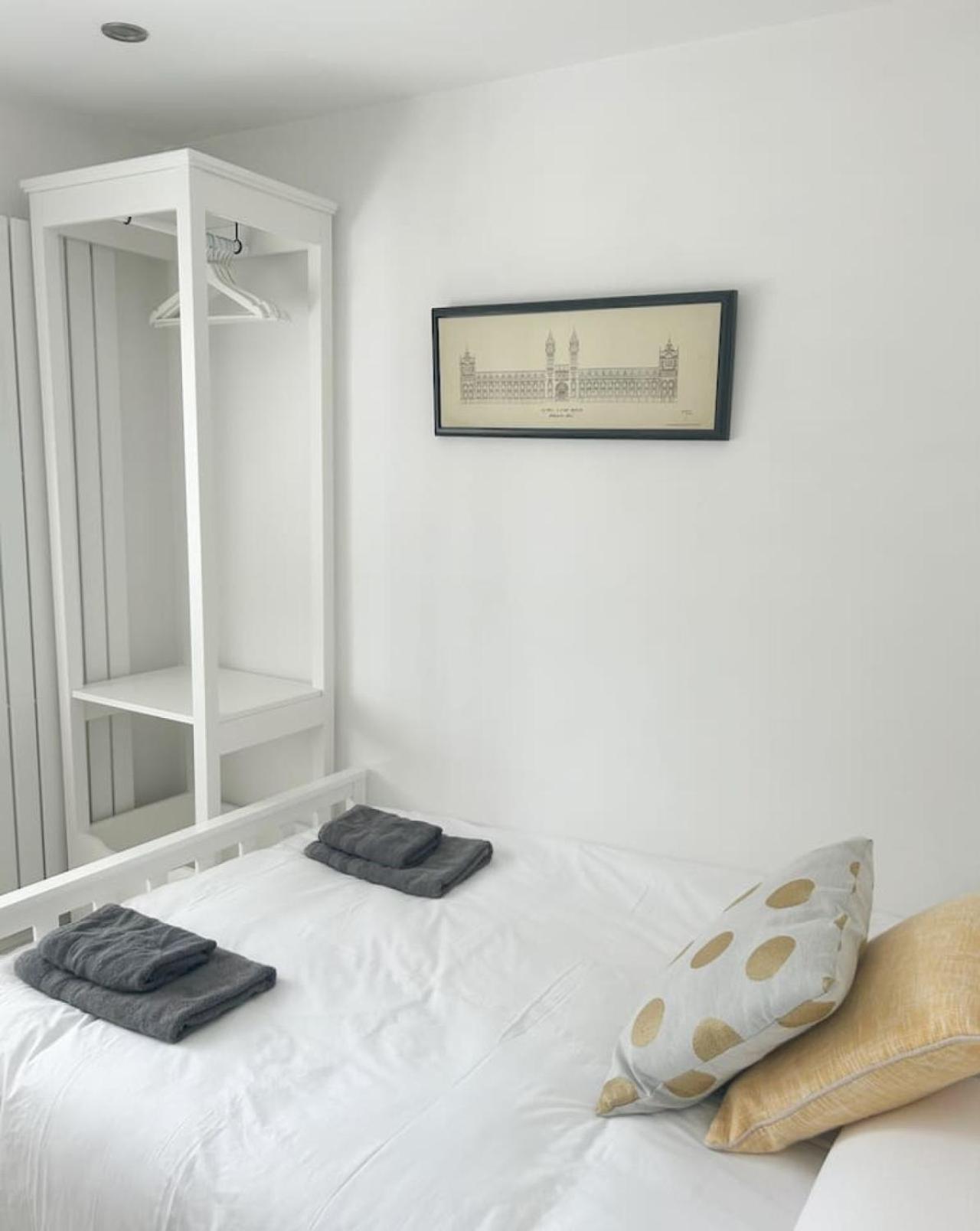 Luxe 5 Bed House In Guildford. Morden Amenities Villa Normandy Bagian luar foto