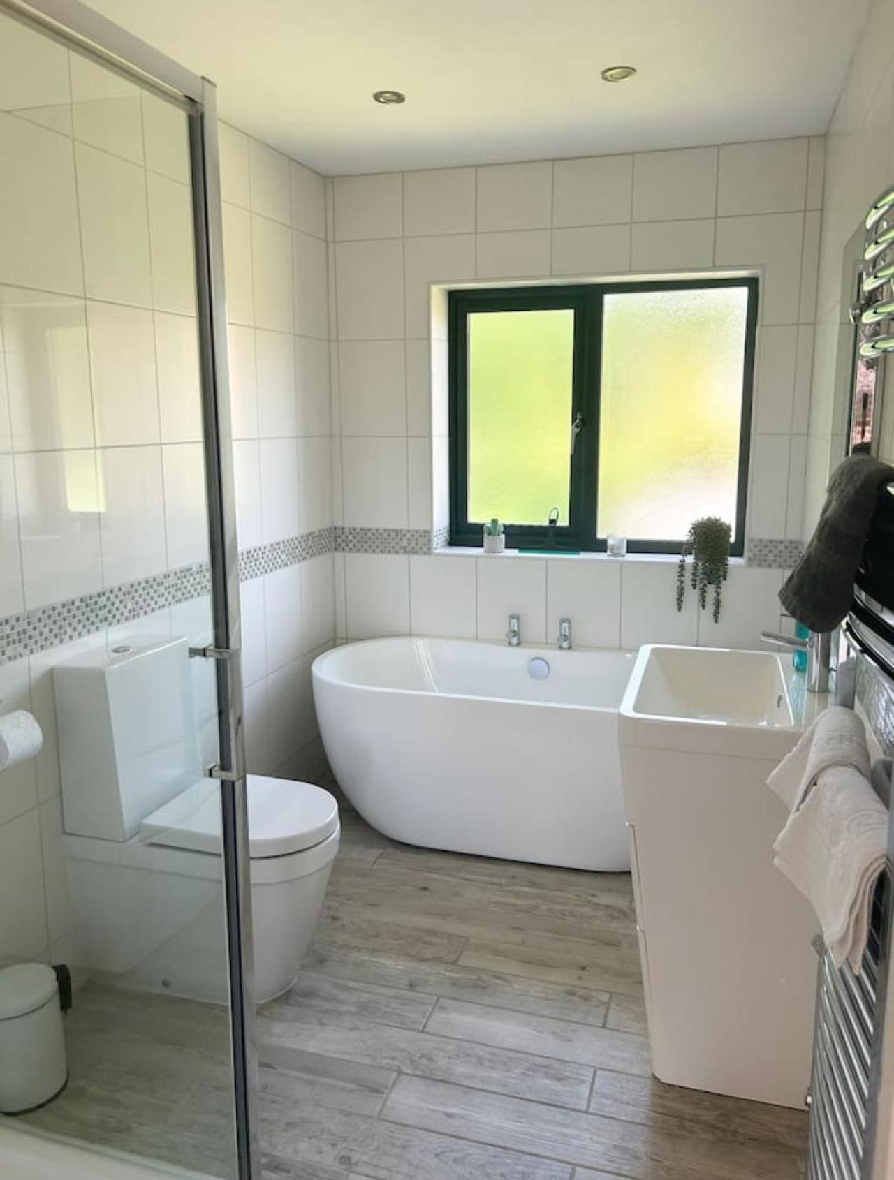 Luxe 5 Bed House In Guildford. Morden Amenities Villa Normandy Bagian luar foto